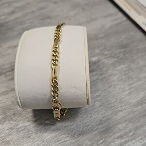 Elegant Gold Chain Bracelet